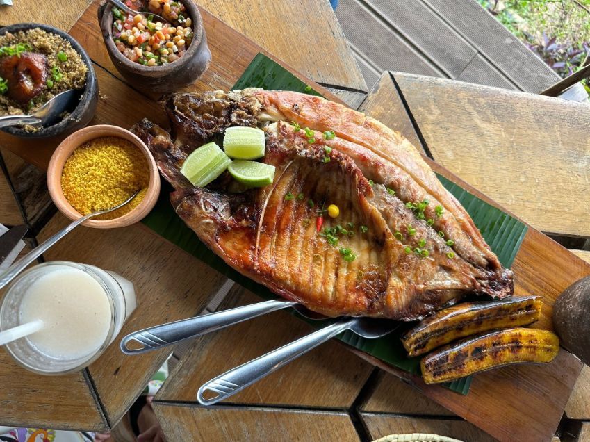 Peixes de rio e acompanhamentos que vão de feijão de Santarém a piracuí são marcas da Casa do Saulo e da cozinha tapajônica / Daniela Filomeno
