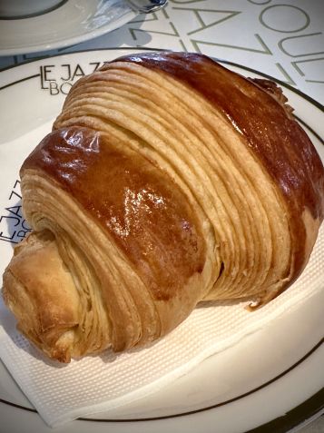 Croissant da Le Jazz Boulangerie chega macio por dentro e bem amanteigado  / Tina Bini