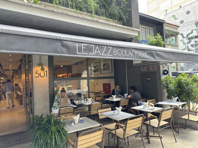 Fachada da Le Jazz Boulangerie, em Pinheiros / Tina Bini
