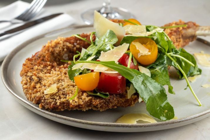 Costoletta de porco à milanesa com mix de folhas e búfala do Dhomus / Marcio Shaffer