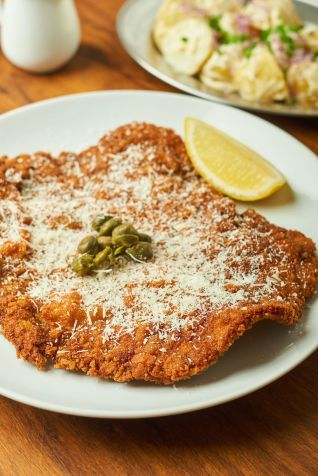 Paillard à milanesa, salada de batata bolinha e molho picata / Laís Acsa