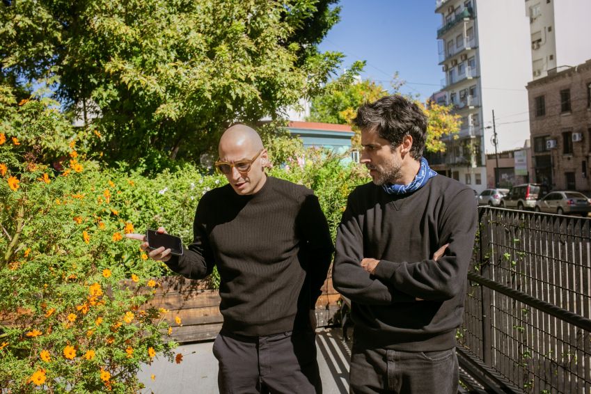 Pablo Rivera e Guido Tassi na horta comunitária Luna de Enfrente, a poucos passos do Don Julio, em Palermo / Agustin Mercado
