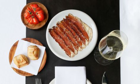 Charcutaria, tomate heirloom e pão librito do Don Julio, em Buenos Aires