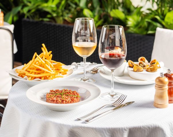 Steak tartare com fritas do L'Avenue / Rubens Kato