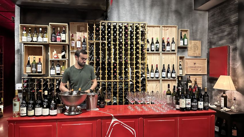 Guilherme Mora, jovem restauranter está à frente das casas Cór, Osso, Incêndio e, agora, do bar de vinhos Saída de Emergência / Tina Bini