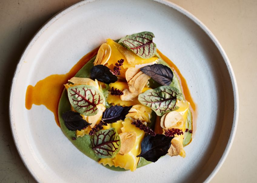 Agnolotti com queijo boursin (leite de cabra) e ervilha Jacó / Crudo e Gui Galembeck