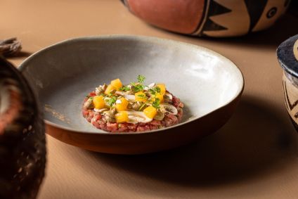 Crudo de angus com cogumelo e picles de melão