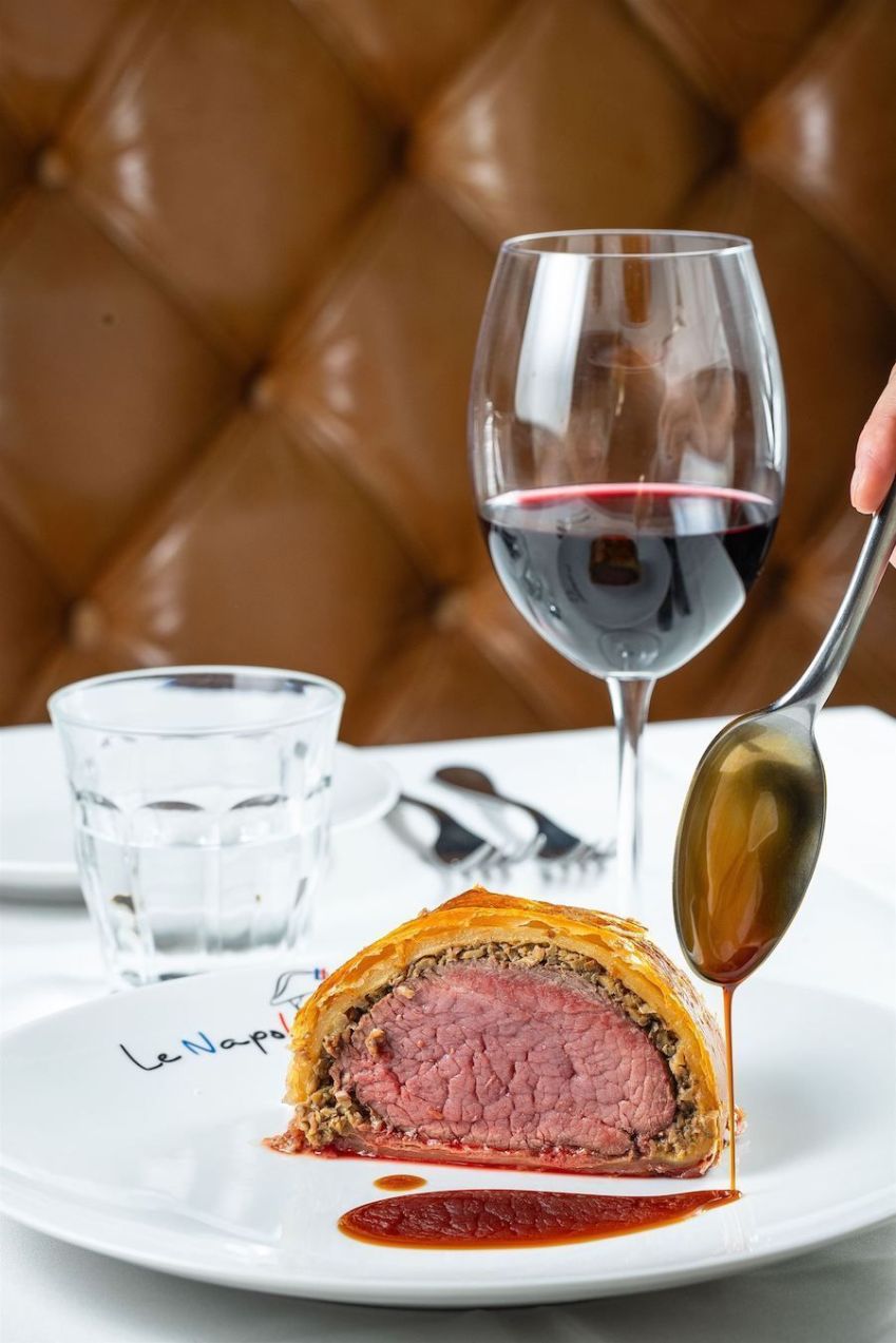 Bife Wellington, uma das especialidades do francês Le Napoleon / Neuton Araujo