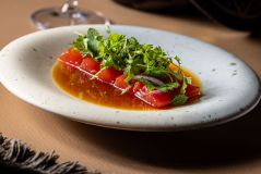 Tiradito de melancia com ponzu de tucupi e ervas frescas