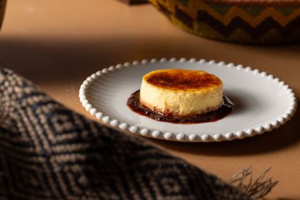 Torta de queijo com calda de jabuticaba