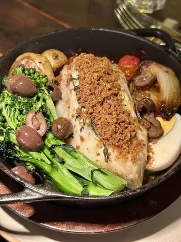 Bacalhau finalizado no forno a lenha do Refúgio Jardins / Tina Bini