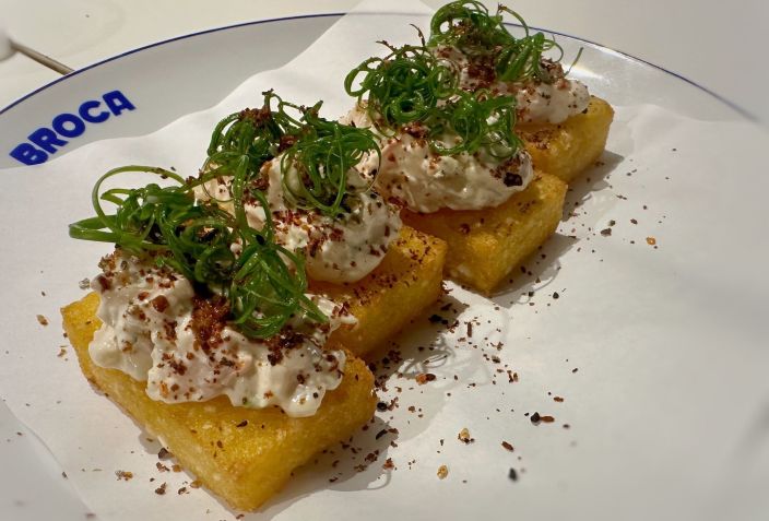Não é Bobó: mandioca prensada com leite de coco e dendê, saladinha cremosa de camarão, picles de cebola roxa e togarashi do Broca / Tina Bini