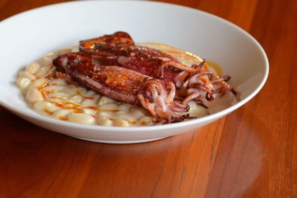 Lula na brasa com fava, bagna cauda e óleo de chorizo