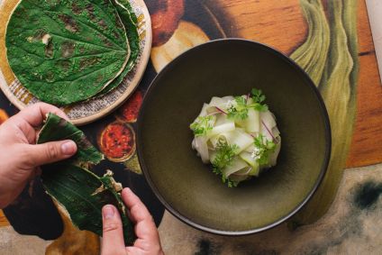 Porco negro e tortilla de hoja santa no premiado Metzi, em São Paulo