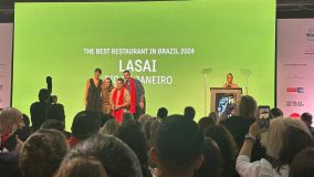 Chef Rafa Costa e Silva subiu ao palco junto da equipe do Lasai para receber a honraria de Melhor Restaurante do Brasil no Latin America&#039;s 50 Best Restaurants