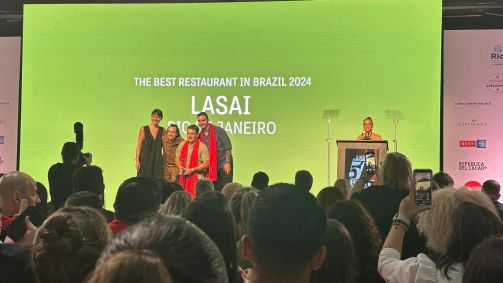 Chef Rafa Costa e Silva subiu ao palco junto da equipe do Lasai para receber a honraria de Melhor Restaurante do Brasil no Latin America&#039;s 50 Best Restaurants