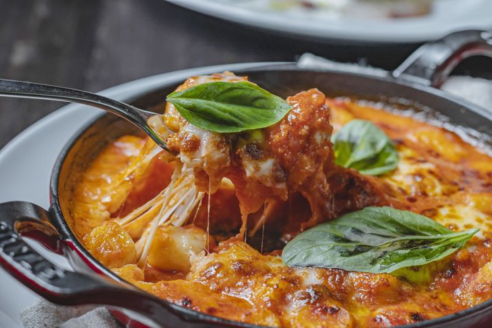 Gnocchi alla Sorrentina, da Temperani Cucina, é feito com massa de batata com molho de tomate, fior di latte, mix de queijos gratinados no forno a lenha e manjericão • Divulgação