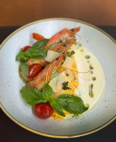 Gamberi alla Mediterrânea foi preparado especialmente para a data. Ele é um camarão grelhado finalizado no azeite de ervas com tomate confit e aspargos, servido com tagliolini ao limone e grana padano • Divulgação
