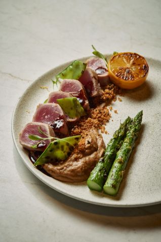 Atum Selado com purê de couve-flor tostado, farofinha cítrica, ervilha-torta, aspargo e molho oriental é a sugestão para o Dia das Mães do Fahrenheit • Rodolfo Regini