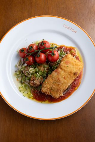 Lombo de bacalhau dorê com batatinhas novas e vinagrete de tomate verde e amêndoas é a sugestão do TonTon para o Dia das Mães • Ricardo D'Angelo