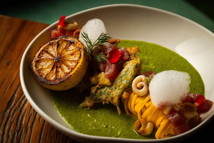 Tuy Cocina prepara para o Dia das Mães o "Do Atlântico", com pesto de pistache, capelini em manteiga de limão, frutos do mar e ar de limoncello • Rodolfo Regini