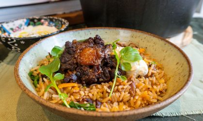 Dia das Mães: aprenda receita de arroz de rabada com agrião e coalhada