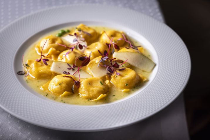 Ravioli di Brie e Pera al Tartufo, recheado de queijo brie e pera, servido com molho de manteiga de mel trufado é uma das sugestões do Piselli para o Dia das Mães • Marinho