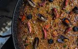 Com camarões, lulas e mexilhões, paella pode ser opção para almoço de domingo